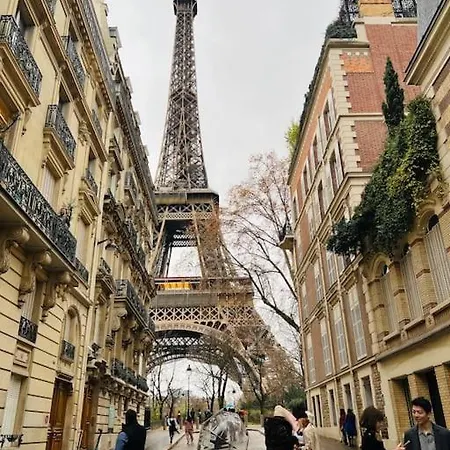 Au Pied De La Tour Eiffel *