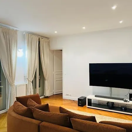 Apartment Au Pied De La Tour Eiffel Paris